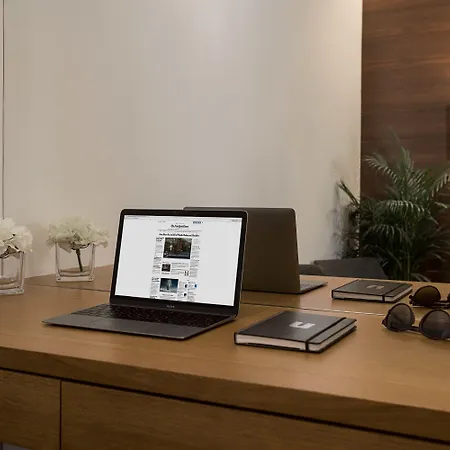 Dominic Smart & Luxury - Parliament 4*