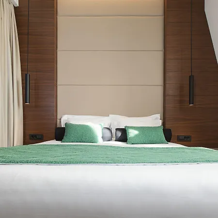 Dominic Smart & Luxury - Parliament 4*