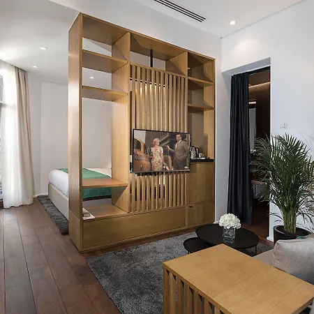 Dominic Smart & Luxury - Parliament 4*